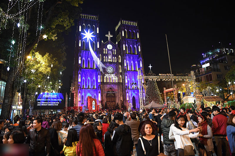 Biển người ra đường đón Giáng sinh